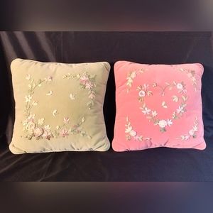 Vtg Velvet Throw Pillows Ribbon Embroidery Detail Floral Bees Square Set of 2